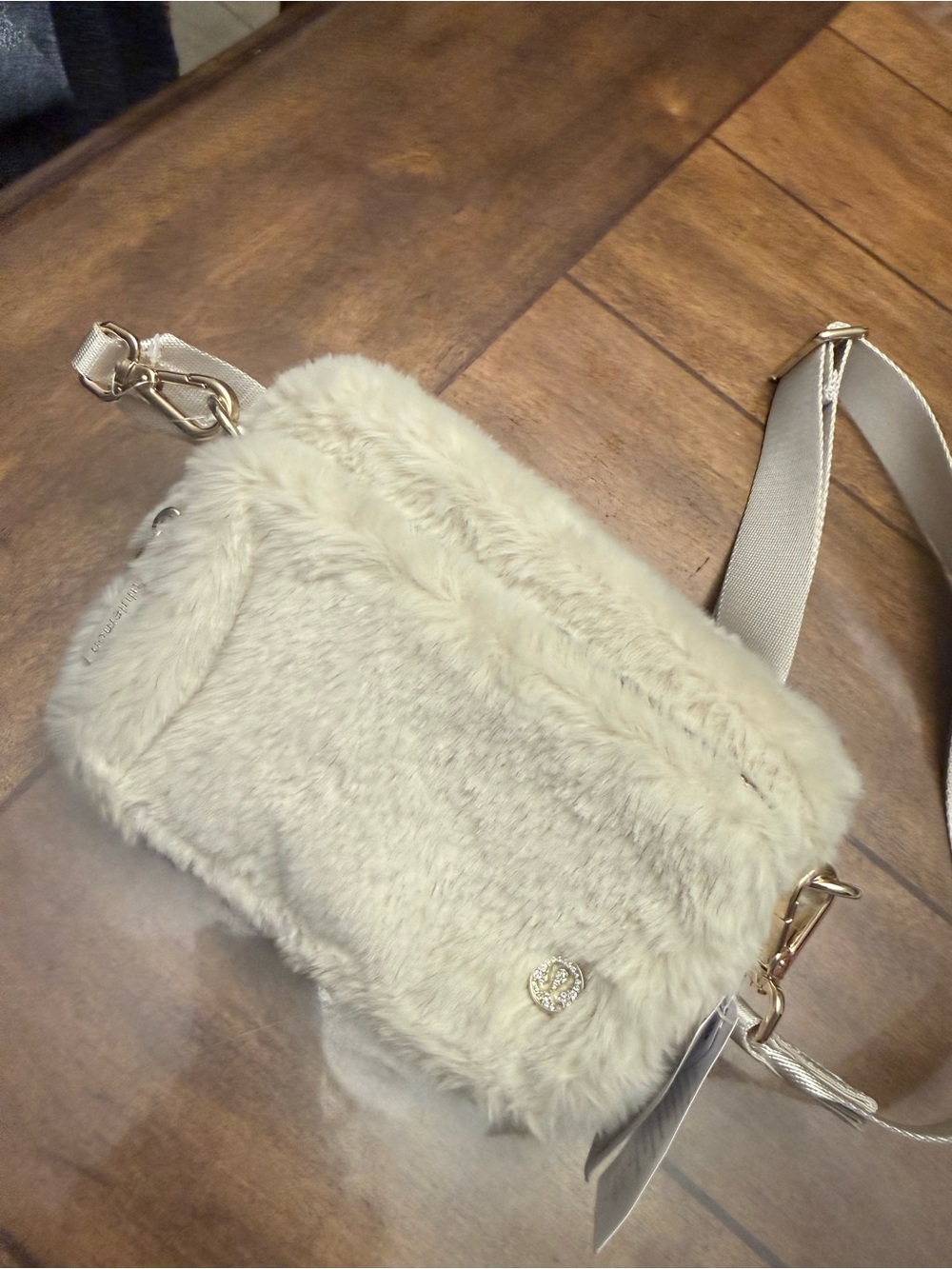 *NWT* Lululemon plush crossbody 2 litres w gold zippers and emblems - Picture 7 of 12